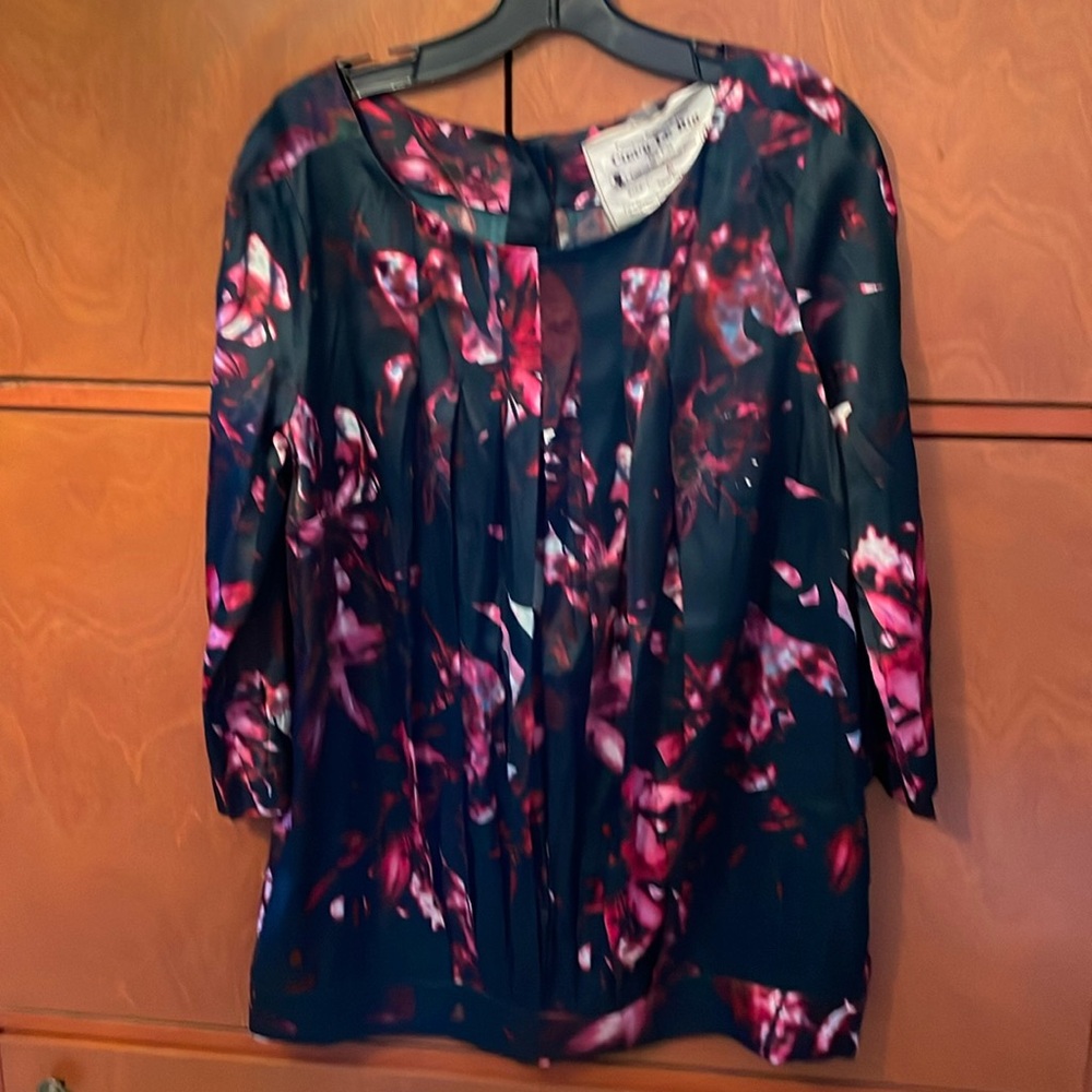 New 100%silk shirt 
Beautiful color and design